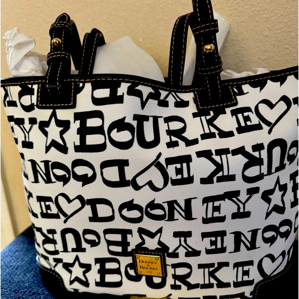 Dooney & Bourke White/Black Signature bag